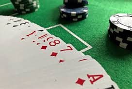 Dealer kasino langsung berinteraksi dengan pemain melalui video streaming